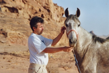 Didier Favre au milieu du d&eacute;sert.