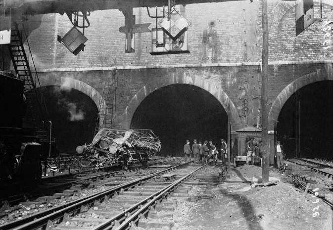 Catastrophe sous le tunnel des Batignolles entrée du tunnel au premier plan un wagon incendié