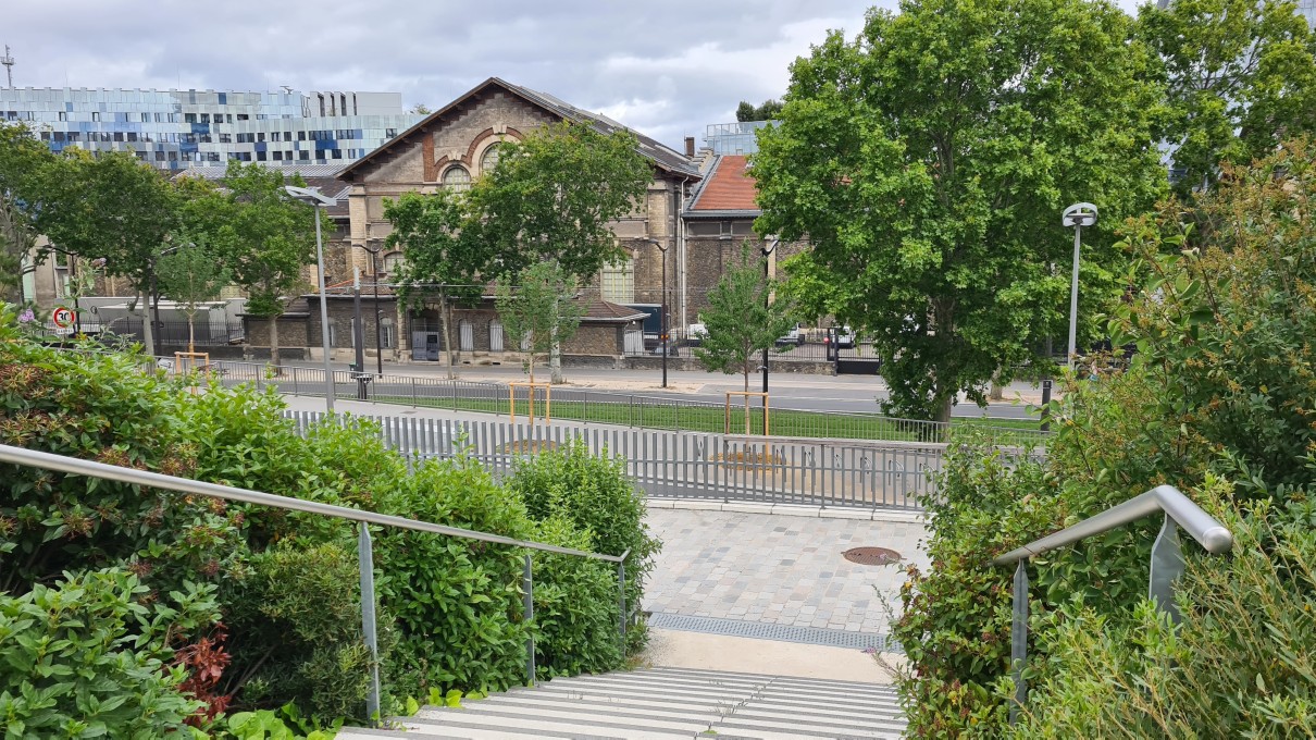 La Cité du Théâtre vue du parc Martin Luther-King.