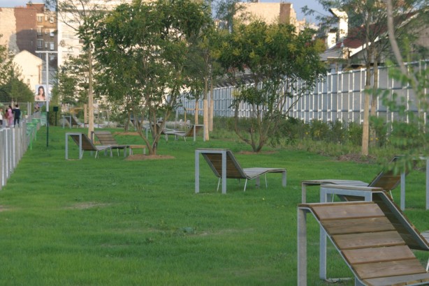 Transats au parc Clichy-Batignolles
