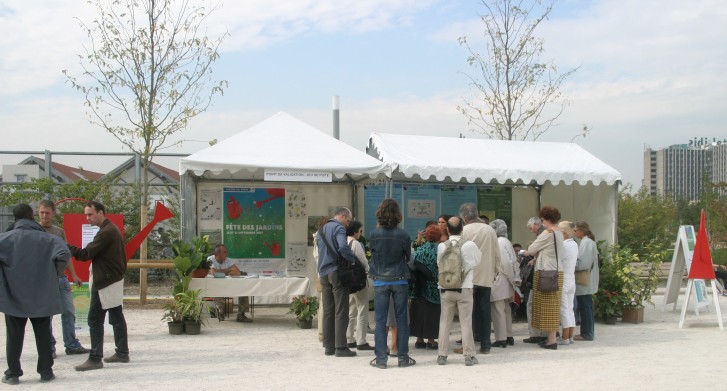 Solenne Wilcox de la Mairie de Paris prsente le Parc lors de la fte des Jardins 2007. 