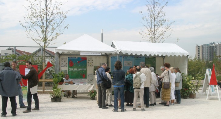 Solenne Wilcox de la Mairie de Paris pr&eacute;sente le Parc lors de la f�te des Jardins 2007. 