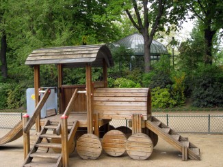 locomotive &agrave; vapeur en bois dans le quartier des Batignolles