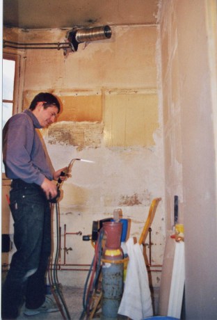 Patrick Corfmat en action de soudage au chalumeau.