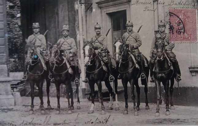 Batignolles   e    soldats chevaux mairie