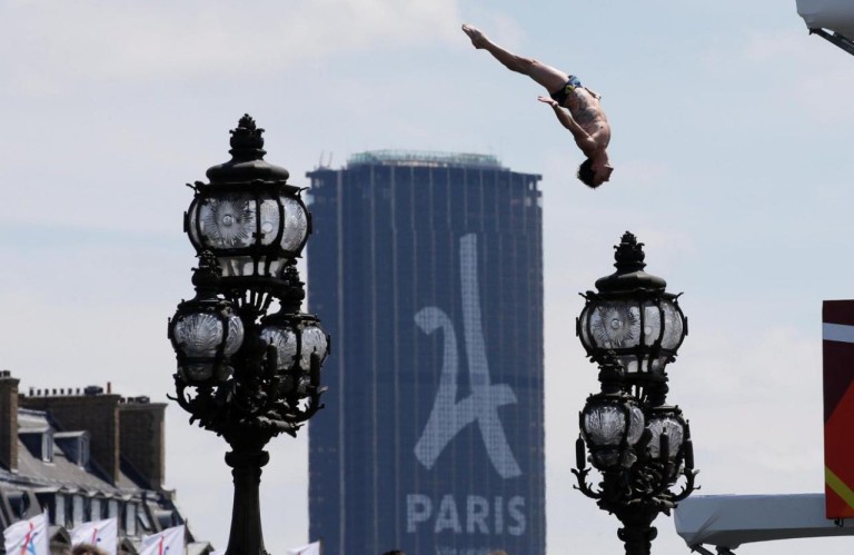 La tour Montparnasse pour la promotion des Jeux Olympiques 2024  Paris